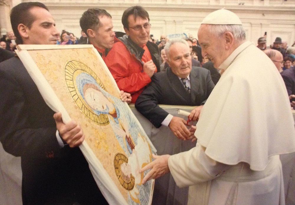 Don d'une mosaïque au Pape