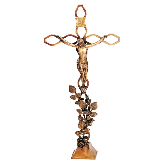 Imagen de Crucifijo de bronce sobre una cruz entrelazada y una rama de rosas