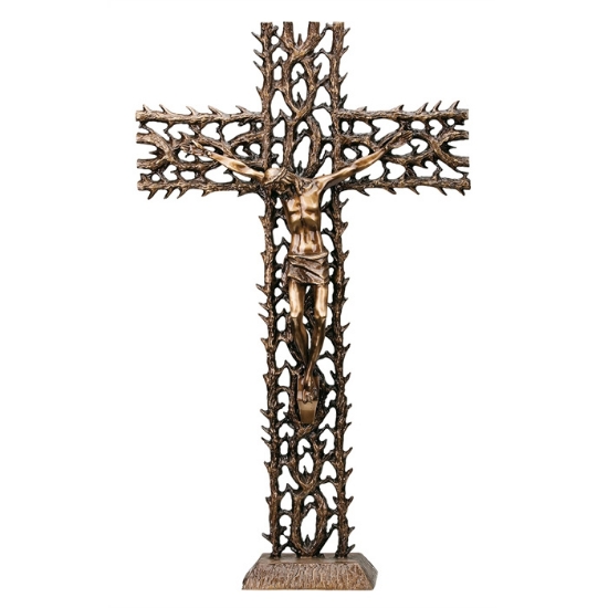 Imagen de Crucifijo de bronce sobre una cruz realizada sobre zarzas cubiertas de espinas