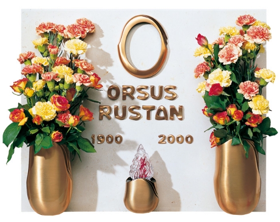 Image sur Proposition de pierre tombale - Ligne Olla - Finition bronze poli - Lettres italiennes avec double vase à fleurs et lampe