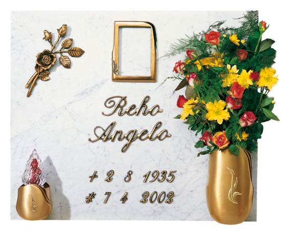 Immagine di Proposta Lapide - Linea Olla fela oro - Finitura bronzo lucido - Lettere corsivo con vaso portafiori, lampada e decorazione floreale