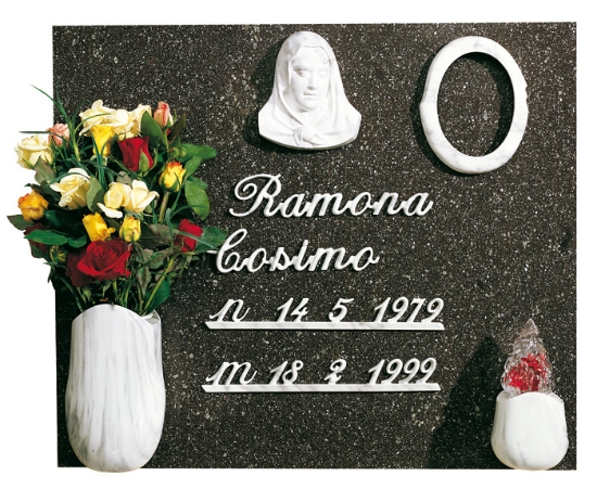 Image sur Proposition de pierre tombale - Ligne Olla - Finition en marbre de Carrare - Cadre de lampe porte-fleurs Vase et plaque Madonna - Lettres italiques